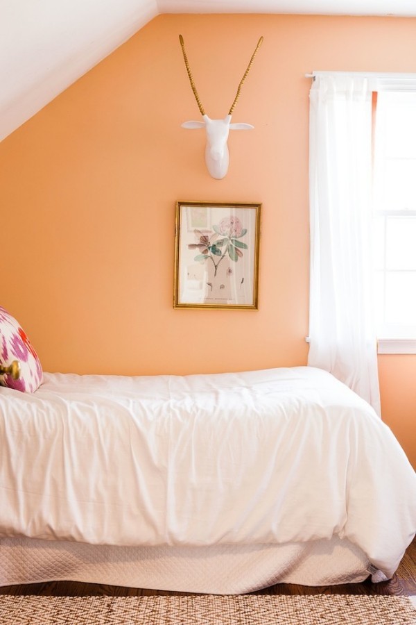 wandfarbe apricot weiße bettwäsche schlafzimmer dachschräge