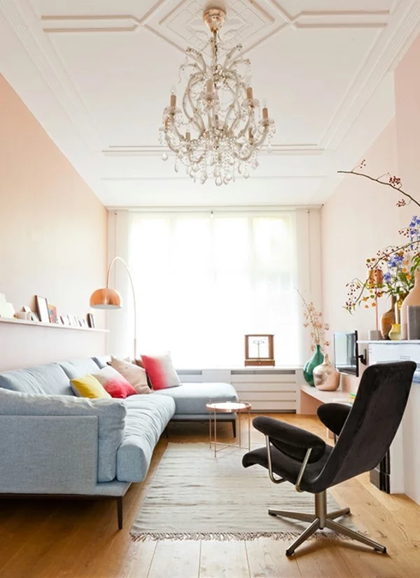 Wohnzimmer mit Kronleuchter und Aprikosenfarbe für die Wände