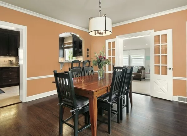 Aprikosenfarbe für die Esszimmerwände und dunkler Holzboden 