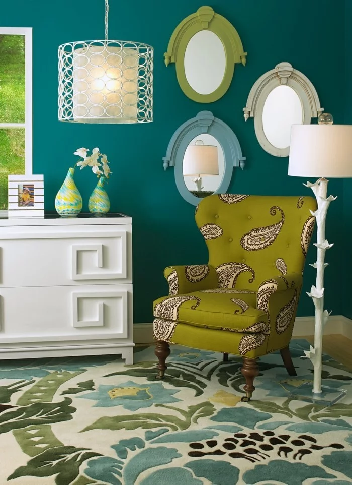 farbiger Teppich, Wandfarbe Petrol und gemusterter Sessel