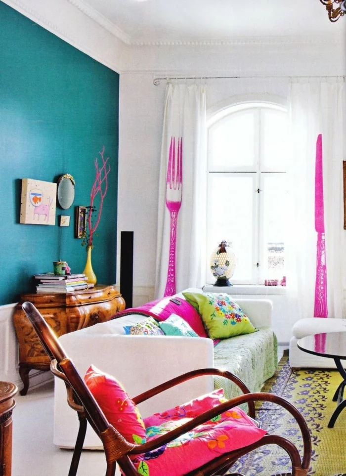 kleines Wohnzimmer mit Wandfarbe Petrol und weißen Möbelstücken