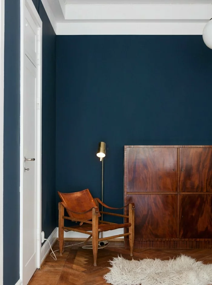 Retro Möbel in dunker Holzoptik und Wandfarbe Petrol