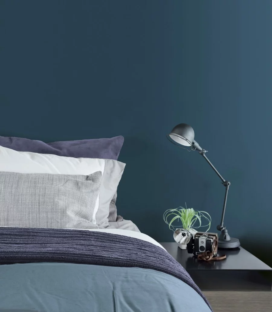 Schlafzimmer Bettwäsche in Blautönen und Wandfarbe Petrol