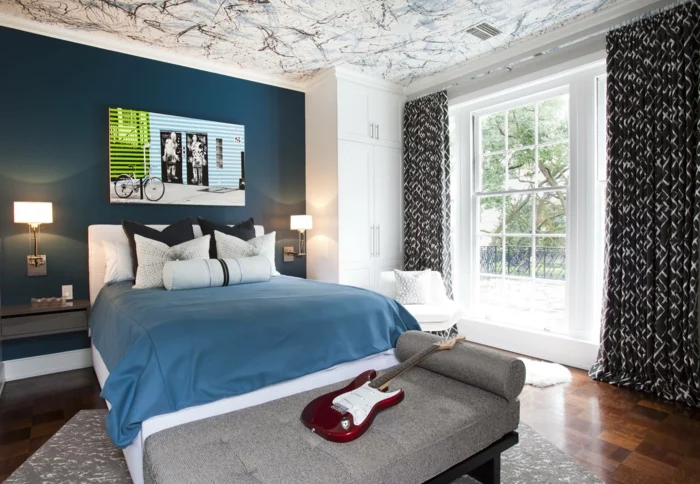 moderne Decke im Schlafzimmer, Schlafzimmerbank und Wandfarbe Petrol