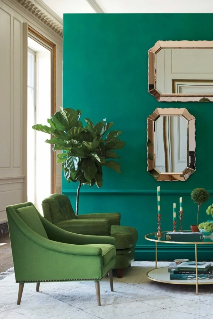 grüne Sessel, Zimmerpflanze und  Wände in Petrolfarbe
