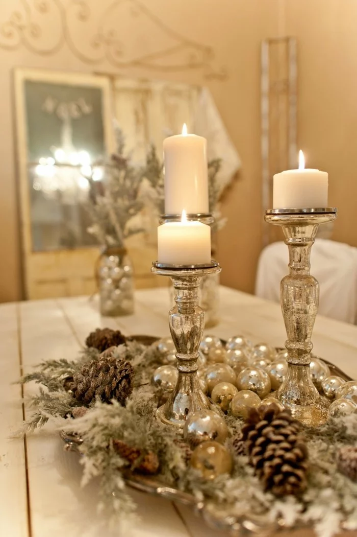 weihnachtliche tischdekoration in gold und silber