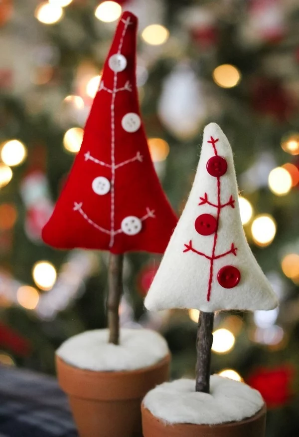 weihnachtsdeko selber basteln aus filz rot weiss christbäume