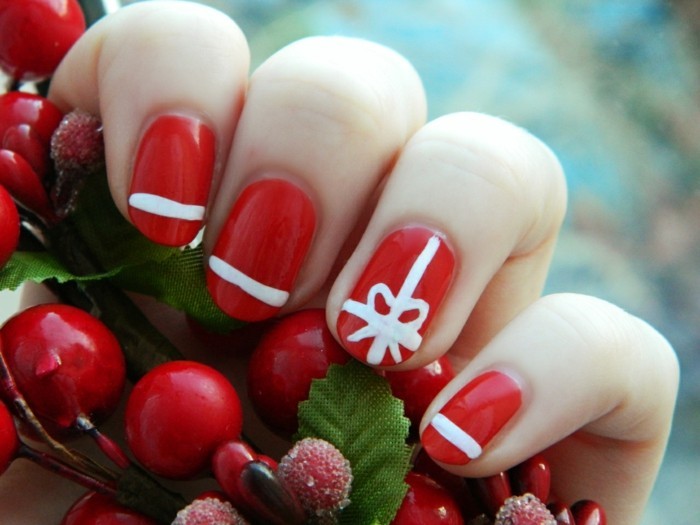 weihnachtsnägel roter nagellack weiße elemente