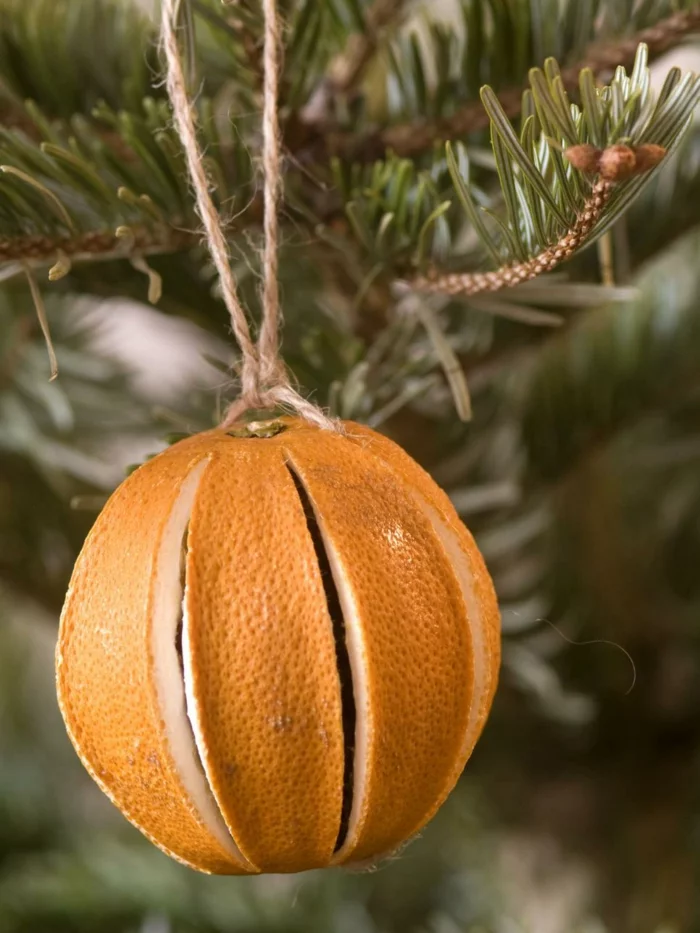 weihnachtsschmuckbasteln mit naturmaterialien orange schlitz