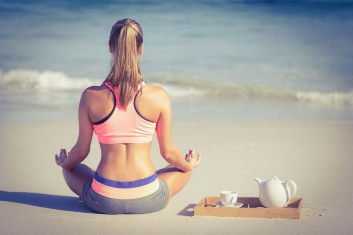 yoga meditation frau am strand nahrungsergänzungsmittel