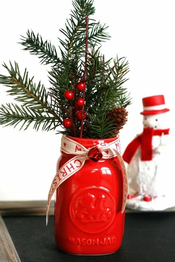 zentralstück vase mit tannenbaumzweigen weihnachten