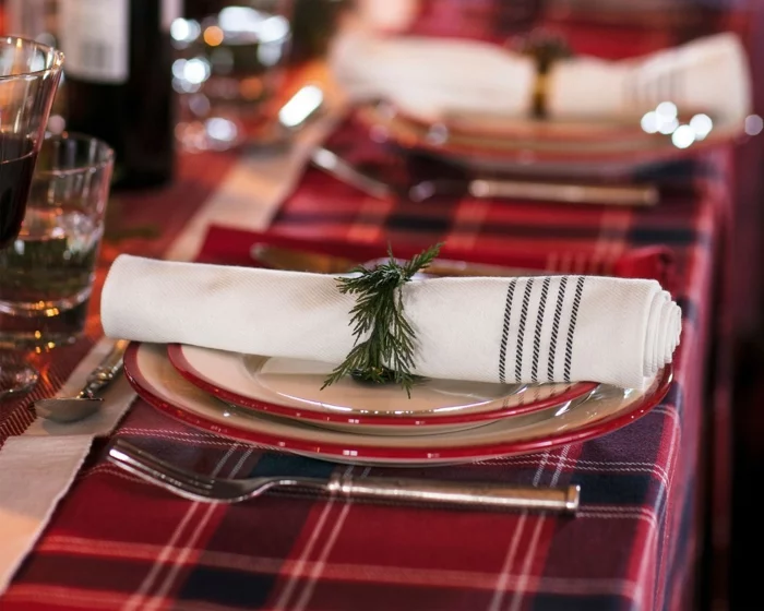 Bordeaux Farbe Tischdeko weihnachten
