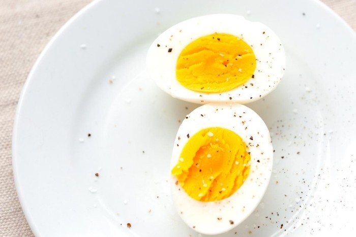 Eier essen morgens sättigendes Frühstück haben