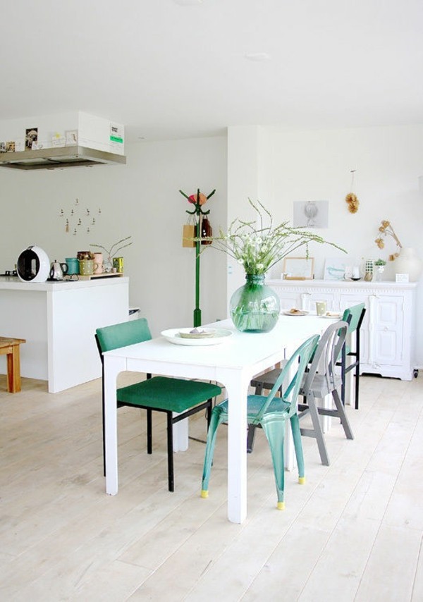 Pastellgrün Inneneinrichtung Stühle unter der Kücheninsel