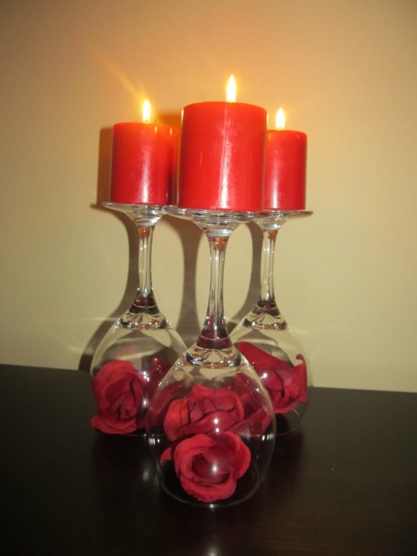 Rote Kerzen auf umgedrehten Gläsern selber machen
