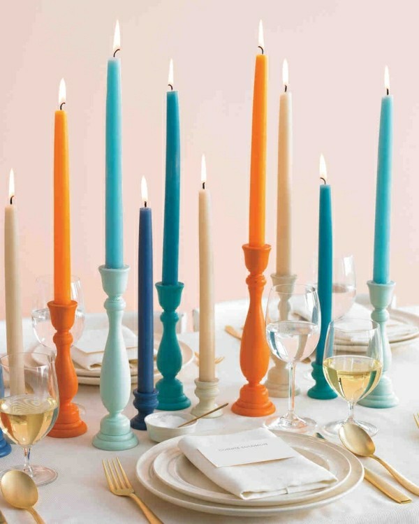 Tisch mit verschiedenen dünen Kerzen selber gestalten