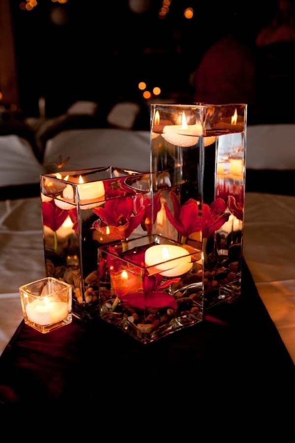 Vasen mit Wasser und rosa Blätter Hochzeitsdeko mit Kerzen
