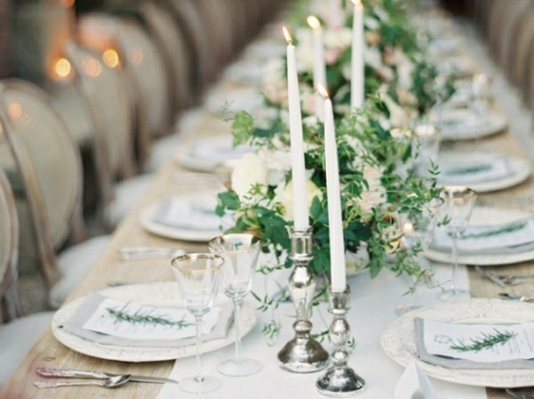 Weiß grüne Hochzeitsdeko mit Kerzen