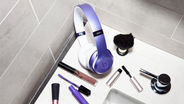 kostmetika kopfhörer ultra violet pantone farbe 2018