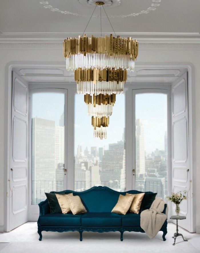 kronleuchter modern luxuriöser wohnbereich farbiges sofa