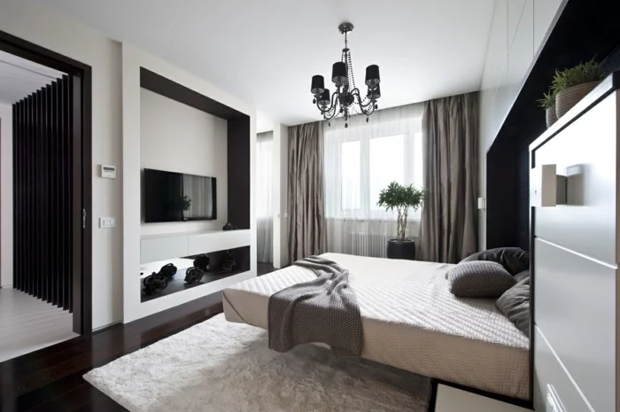 kronleuchter modern schlafzimmer weißer teppich beige gardinen