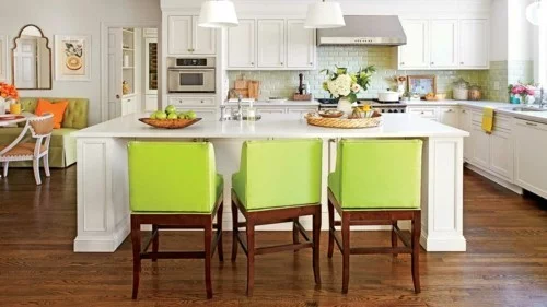 küche mit kochinsel grüne küchenstühle