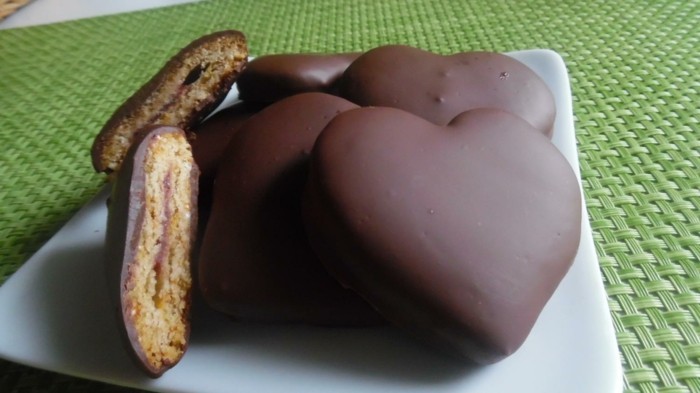 lebkuchenherzen mit schokolade begossen