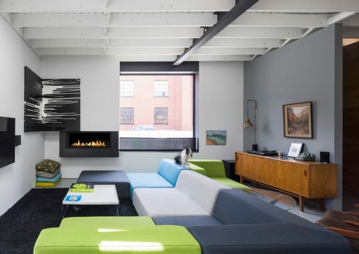 minimalistisch wohnen farbiges sofa grauer teppich