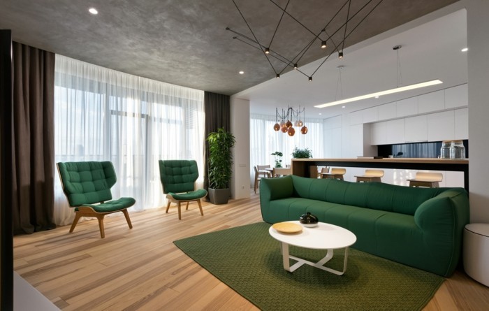 minimalistisch wohnen grünes sofa grüner teppich offener wohnplan