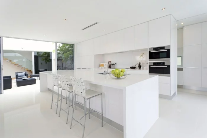 minimalistisch wohnen minimalistische küche weiße küchenschränke