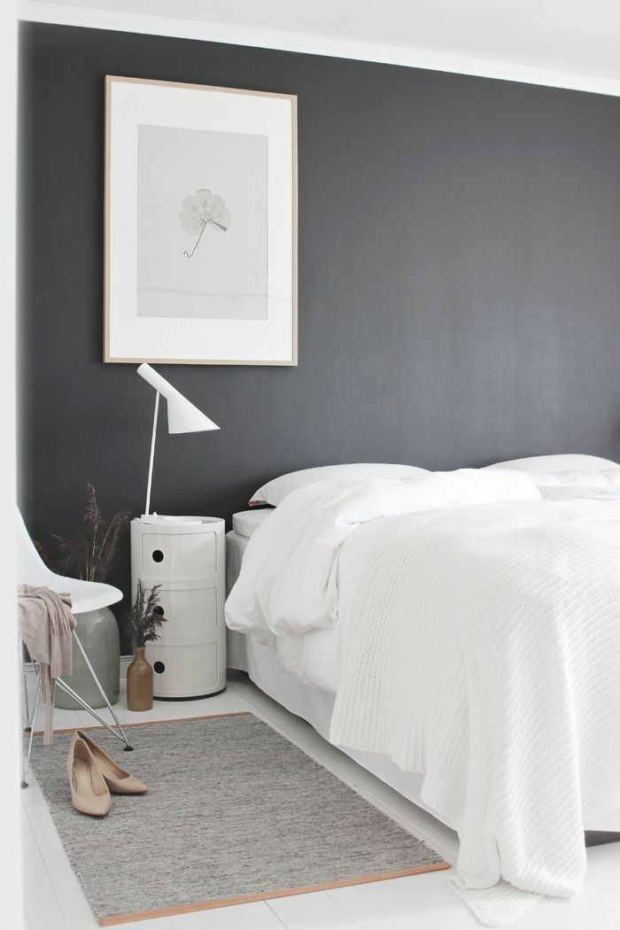 minimalistisch wohnen minimalistisches schlafzimmer weiße bettwäsche graue akzentwand