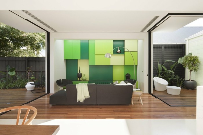minimalistisch wohnen moderner wohnbereich grüne wohnwand frisch und geräumig