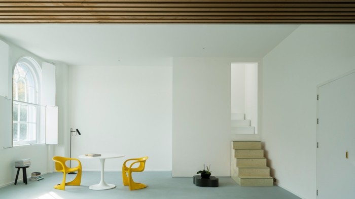 minimalistisch wohnen schöne wohnideen gelbe stühle