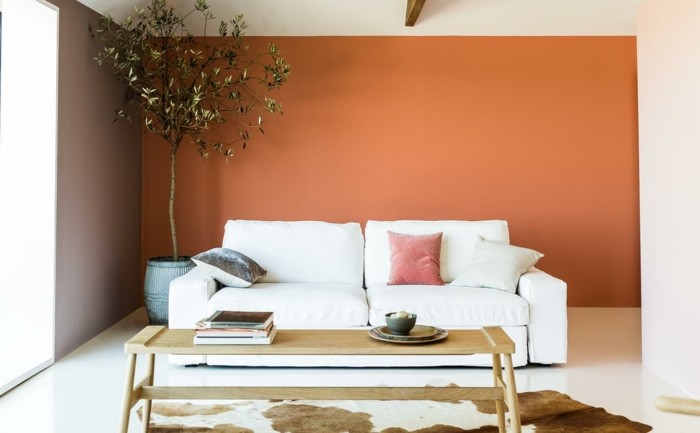 minimalistisch wohnen wohnzimmer orange akzentwamd gemütlich