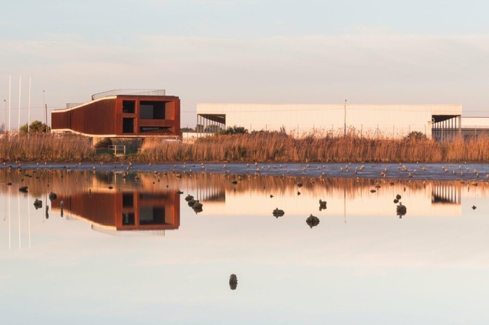 moderne Architektur am Wasser
