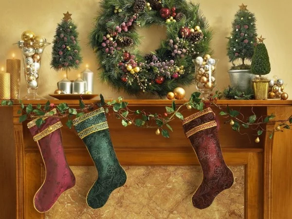 märchenhafter weihnachtskamin dekorieren deko strümpfe