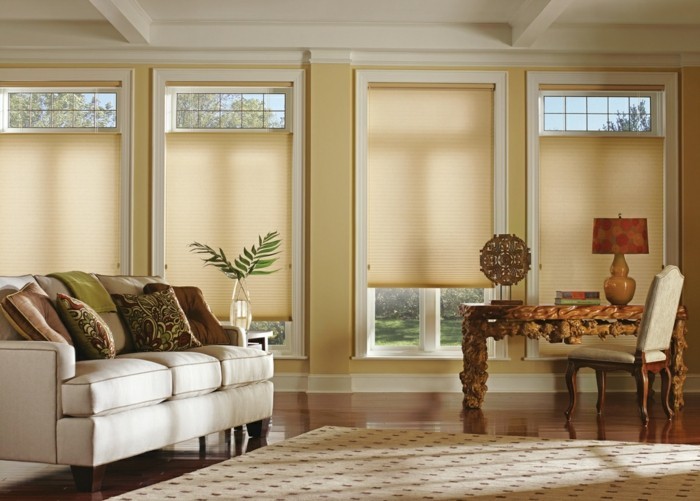 plissees beige heller teppich wohnzimmer weißes sofa dekokissen