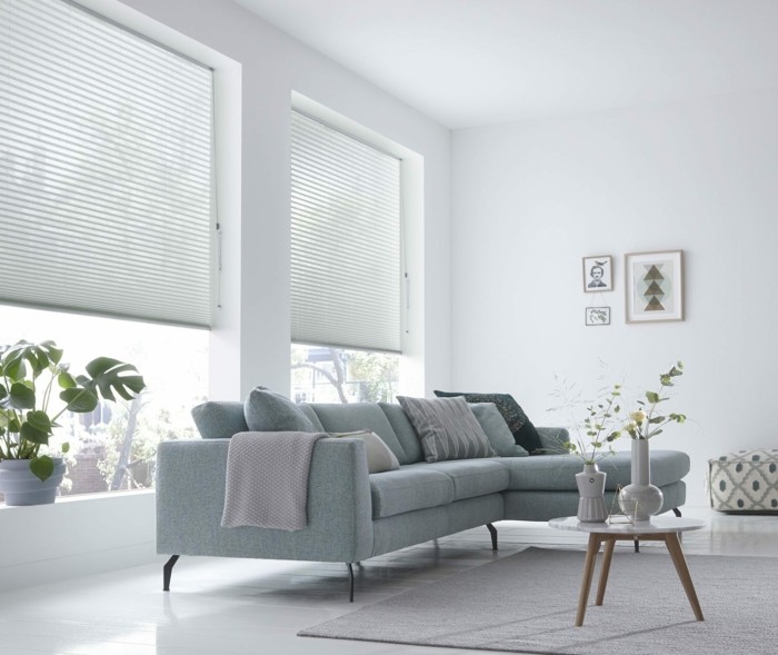 plissees helles wohnzimmerdesign weißer teppich pflanzen hellgraues sofa