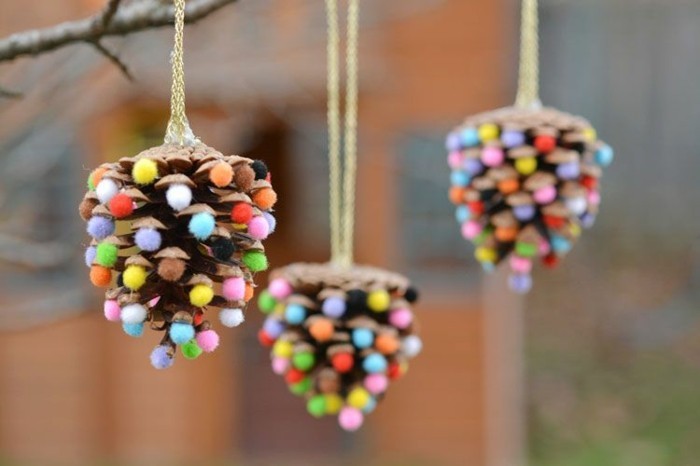 pompons ideem zu weihnachten basteln mit zapfen