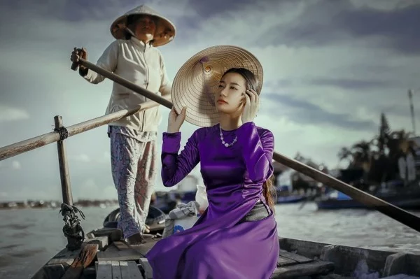ultra violet pantone farbe asiatische frau langes kleid