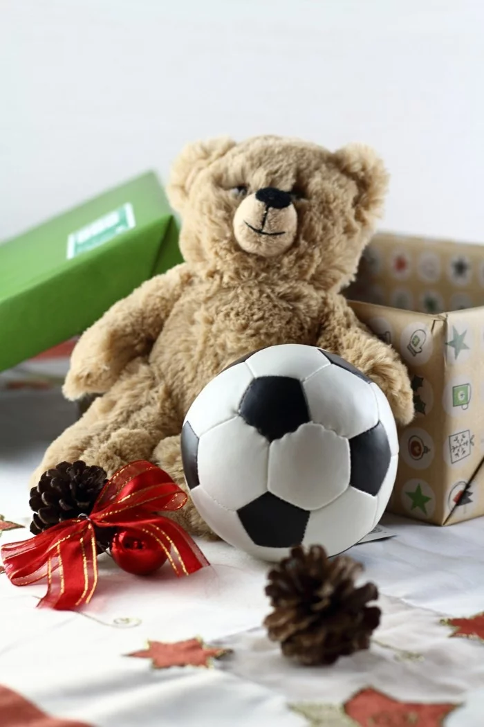 weihnachten im schuhkarton 2017 wohltaetigkeit weihnachten teddy fussball