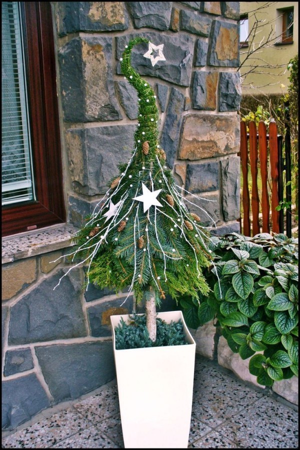 weihnachtsdeko hauseingang tannenbaum dekoriert blumentopf