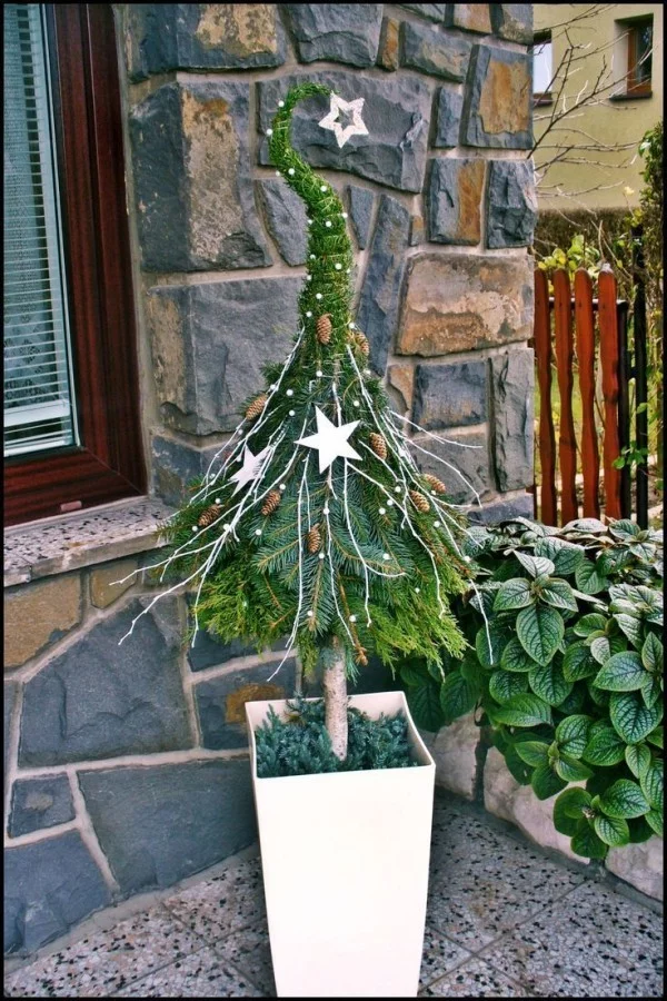 weihnachtsdeko hauseingang tannenbaum dekoriert blumentopf