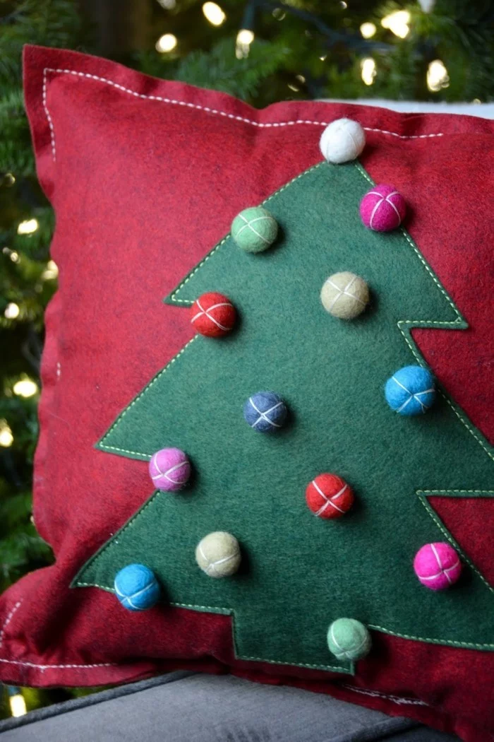 Weihnachtsdeko nähen - rotes Dekokissen mit grünem Tannenbaum