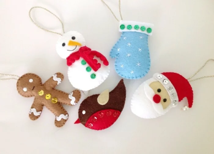 kreative Weihnachtsbaumanhänger mit typischen Weihnachtssymbolen