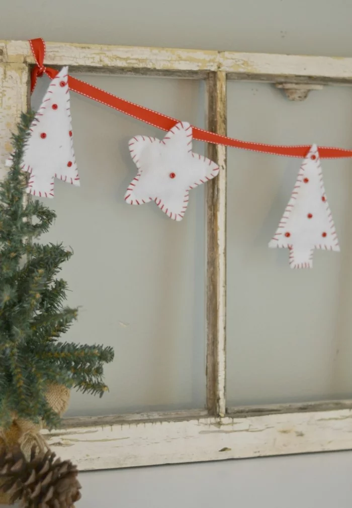 Weihnachtsgirlande mit weißen Tannenbäumen und Stern