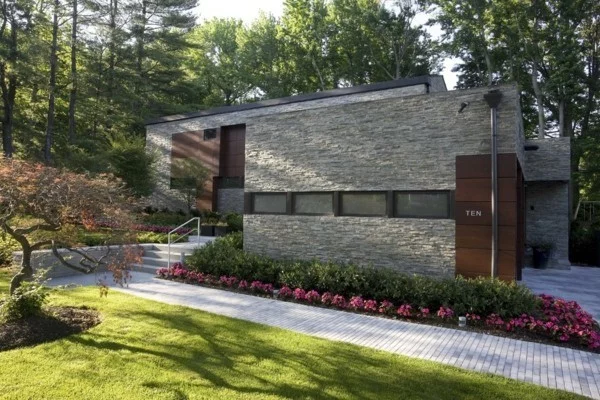 zweifarbiges Hausdesign mit Granitplatten