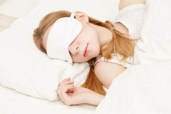 Besser schlafen guten Nachtschlaf genießen Augenmaske tragen