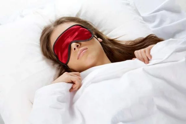 Besser schlafen nachts Augenmaske tragen
