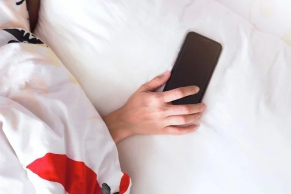 Besser schlafen nachts Handy Tabu im Schlafzimmer ausschalten